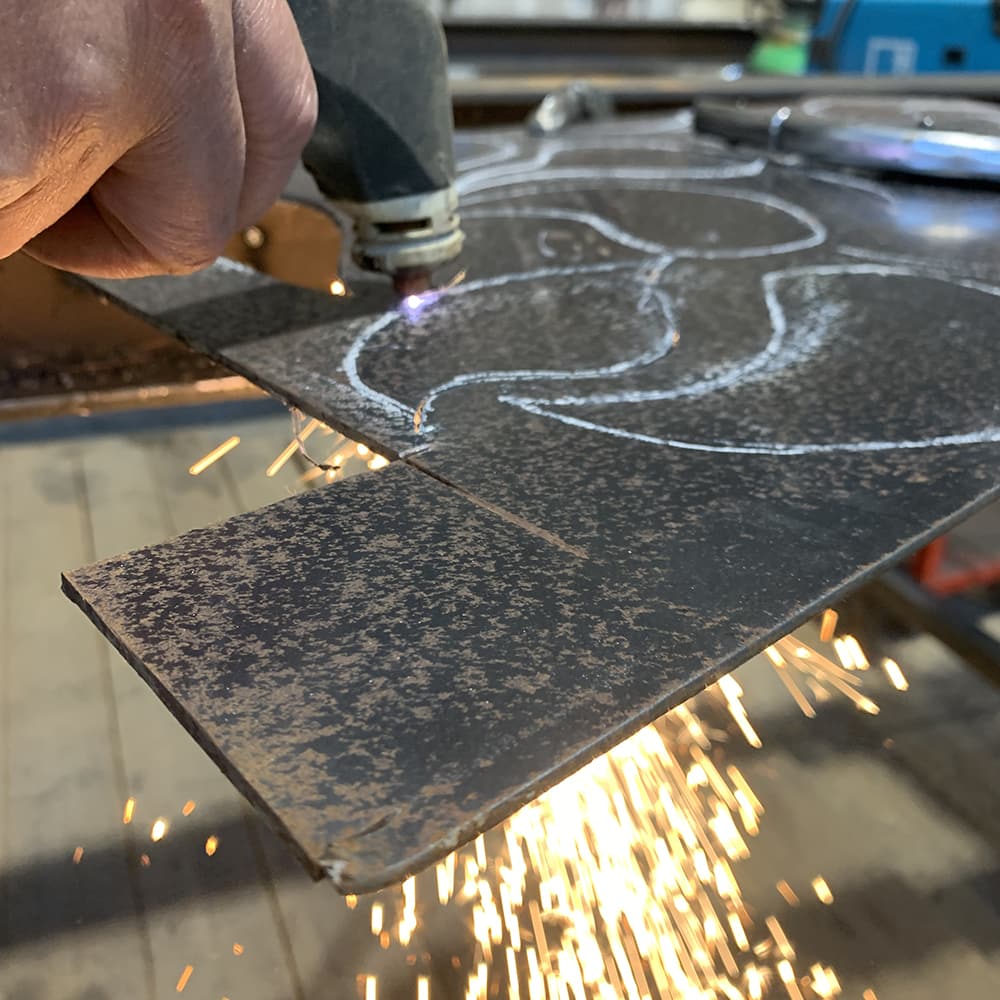 Découpe d une plaque en acier à l‘aide d’un plasma